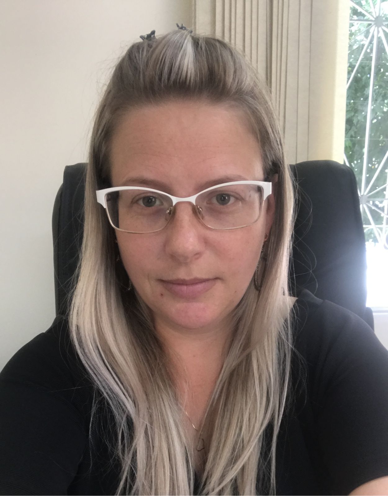 Taís Eitelwein, autora de livros de suspense e terror